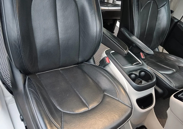 Chrysler Pacifica cena 99999 przebieg: 79900, rok produkcji 2017 z Krzeszowice małe 352
